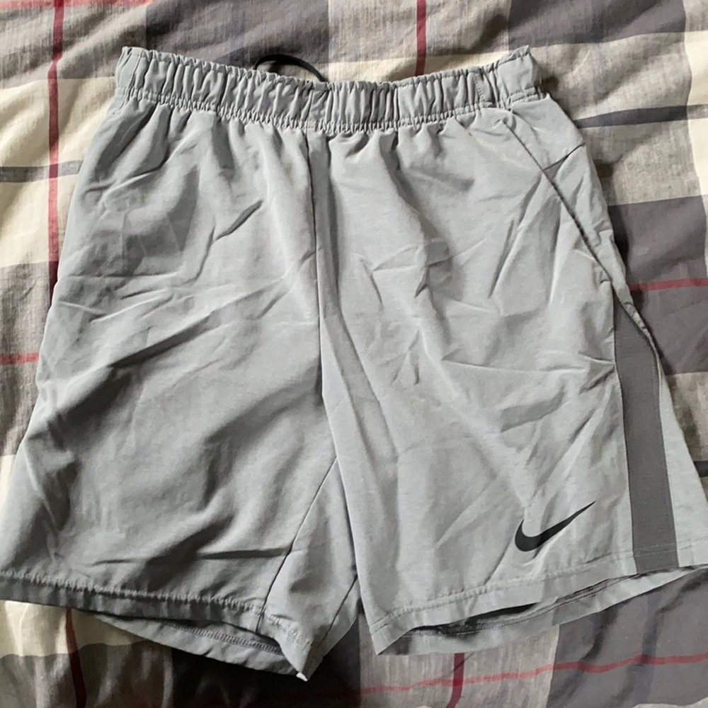 Men’s medium Nike running shorts. Great condition